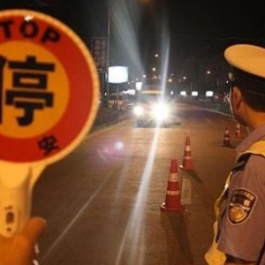 �x��һ˾�C�W(w��ng)��ُ���C �ƺ���·�ٱ�ץ