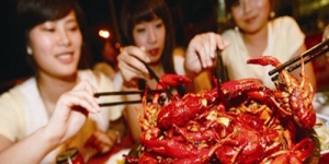 �x��һŮ�ӳ����r���l(f��)һ��(ch��ng)��?zh��n)? class=