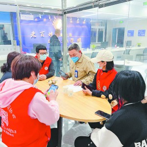 ���Ð�(��i)�����ؼҵ�·��  ���ж෽�y�־��������еĻ�����Ů