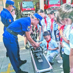 �����x�w򞡰�����{��